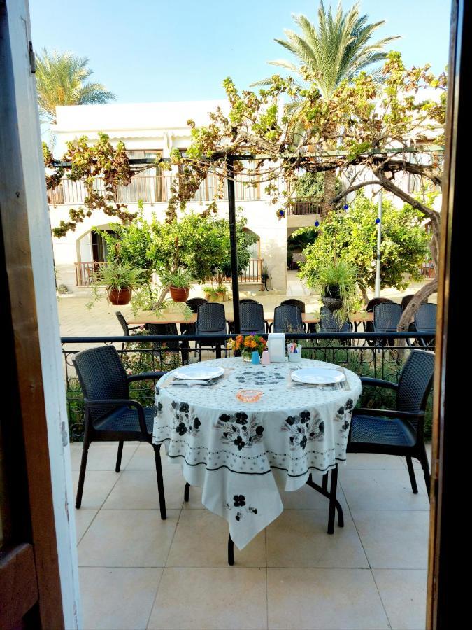 Golden Palms Guest House & Cafe Фамагуста Екстериор снимка