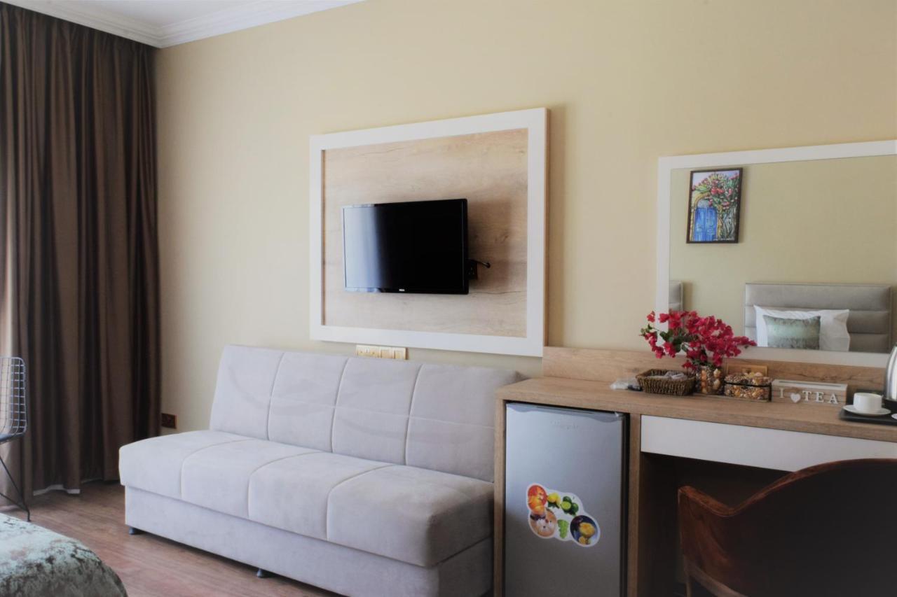 Golden Palms Guest House & Cafe Фамагуста Екстериор снимка